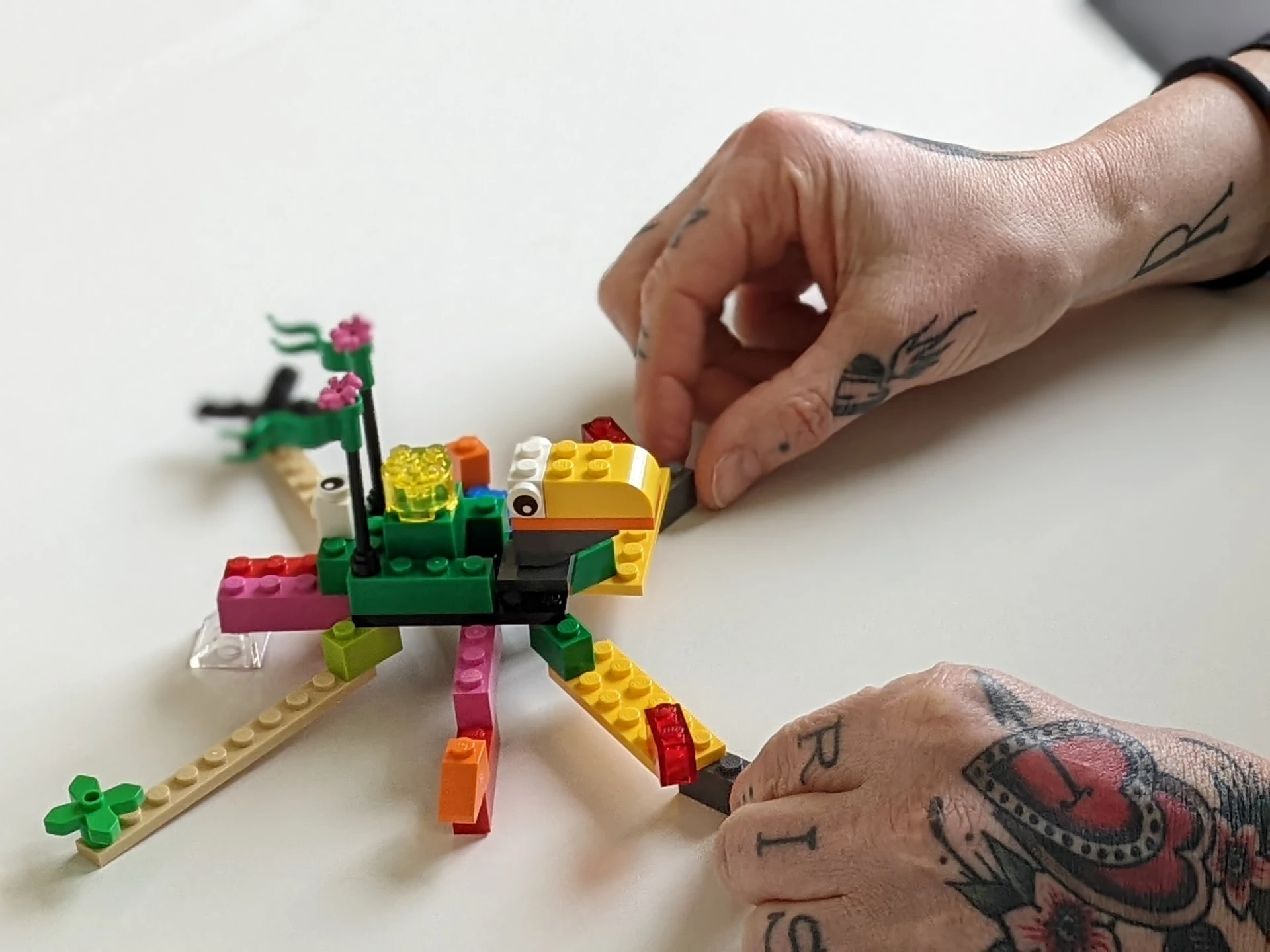 Hände bauen ein LEGO Serious Play Modell